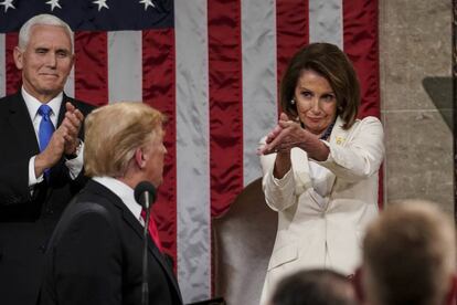 El presidente Donald Trump se dirige a la presidenta de la Cámara de Representantes, Nancy Pelosi, mientras pronuncia su discurso sobre el Estado de la Unión en una sesión conjunta del Congreso en Capitol Hill (Washington), bajo la mirada del vicepresidente Mike Pence.