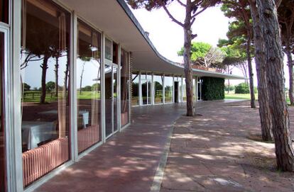 edificio de Coderch para el club de golf de El Prat