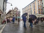 Varias personas pasan por la Plaza del Ayuntamiento, a 26 de abril de 2021, en Pamplona, Navarra, (España). Este es el segundo año consecutivo en que se suspenden las fiestas debido a la crisis sanitaria del coronavirus. ESPAÃ‘A;PAMPLONA;NAVARRA;CORONAVIRUS;COVID19;CALLE
Eduardo Sanz / Europa Press
26/04/2021