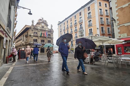 Passers-by wearing masks in Pamplona, Navarre.