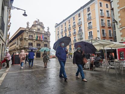 Passers-by wearing masks in Pamplona, Navarre.