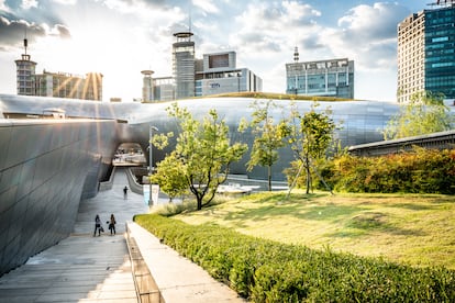 El edificio de Dongdaemun Design Plaza, inaugurado en 2014 por la famosa arquitecta Zaha Hadid.