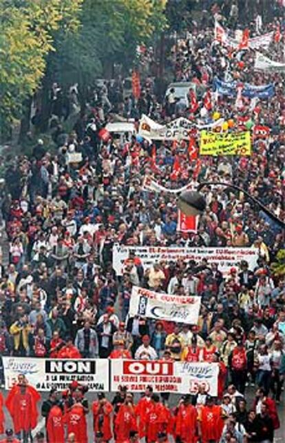 Los manifestantes se dirigen a la plaza de la Nación, en París. PLANO GENERAL - ESCENA