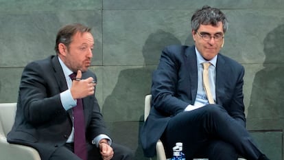 Francisco de la Torre y Jesús Fernández-Villaverde, en una charla en la Fundación Rafael del Pino el pasado mayo. / Fundación Rafael del Pino.