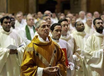 Adolfo Lorenzo, en la celebración de la misa en la iglesia del Gesú con la casulla dorada de prepósito.