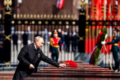 El presidente ruso, Vladímir Putin, deposita flores durante una ceremonia en la Tumba del Soldado Desconocido tras el desfile militar del Día de la Victoria.