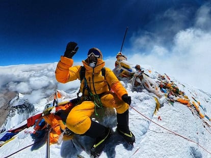 David Goettler, en la cima del Everest el 21 de mayo, en una imagen facilitada por el alpinista.