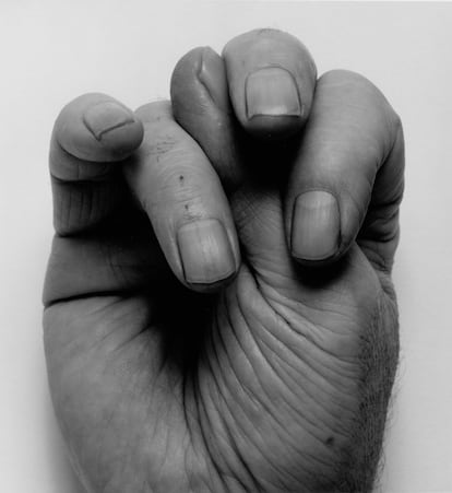 'Front Hand, Thumb Up, Middle', 1988 (Mano de frente, Pulgar arriba, medio), de John Coplans.