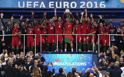 Cristiano Ronaldo levanta el trofeo tras ganar el partido frente a Francia