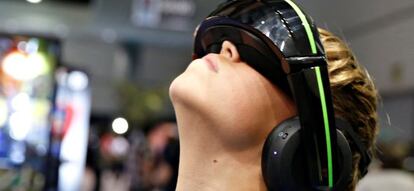 Un joven probando unos cascos con gafas de realidad virtual.