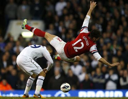 Giroud cae ante la entrada del jugador del Tottenham Jake Livermore.