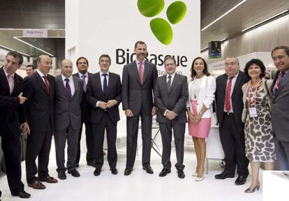 El Príncipe Felipe, en el centro, junto al resto de autoridades y empresarios en el BEC de Barakaldo.