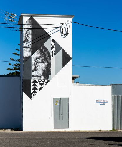 Mural de Samina y Alecrim sobre una instalación eléctrica en Assentiz (Ribatejo).