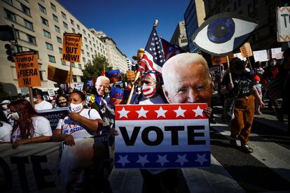 Simpatizantes del candidato demócrata, Joe Biden, marchan desde la plaza McPherson hasta la Casa Blanca, en Washington el 6 de noviembre.