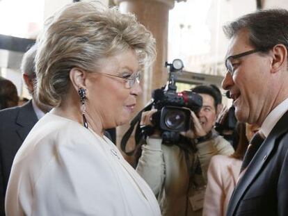 Viviane Reding y Artur Mas conversan este lunes en el recinto modernista del hospital de Sant Pau.