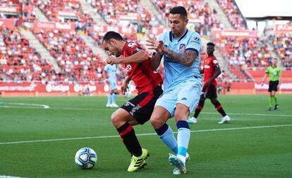 Vitolo (d) durante el partido.