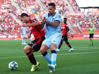 Vitolo (d) durante el partido.