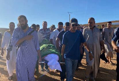 Familiares y allegados acompañaban el pasado jueves el cuerpo de Bilal Kisi, durante su funeral en la ciudad de Saidia, en Marruecos.