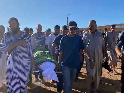 Familiares y allegados acompañaban el pasado jueves el cuerpo de Bilal Kisi, durante su funeral en la ciudad de Saidia, en Marruecos.