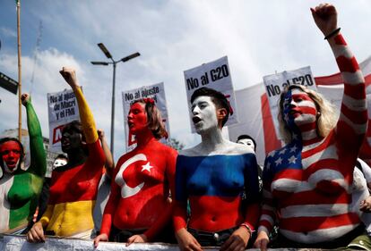 Un grupo de manifestantes durante una protesta contra la cumbre del G20, en Buenos Aires, (Argentina), el 30 de noviembre de 2018.