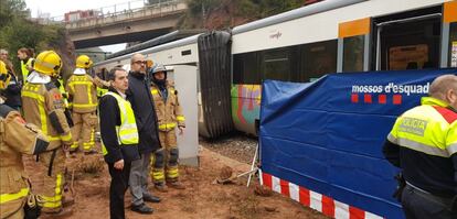 El conseller d'Interior de la Generalitat, Miquel Buch, amb l'equip dels Bombers analitzant la dimensió dels efectes produïts pel descarrilament del tren.