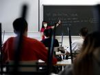 PARACUELLOS DEL JARAMA (MADRID), 16/06/2020.- Una profesora imparte una clase de matemáticas en el IES Simone Veil de Paracuellos del Jarama, Madrid, comunidad en la que reabren este martes los institutos de Educación Secundaria para ofrecer clases voluntarias de refuerzo a los alumnos de 2º de Bachillerato que van a realizar las pruebas de la Evaluación del Bachillerato para el Acceso a la Universidad (EBAU) los días 6, 7, 8 y 9 de julio. EFE/Mariscal