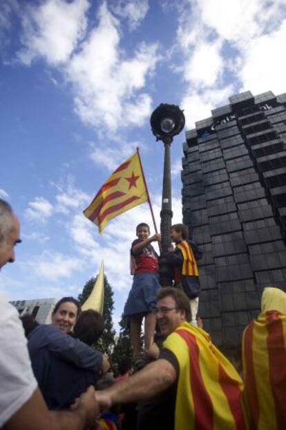 Manifestantes en frente de la sede de La Caixa, en la Diagonal.