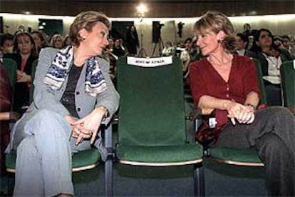 Las presidentas de la Cámara baja, Luisa Fernanda Rudi, y del Senado, Esperanza Aguirre, conversan durante la intervención de Aznar.