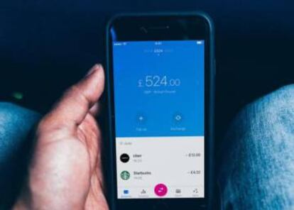 Una persona operando con Revolut