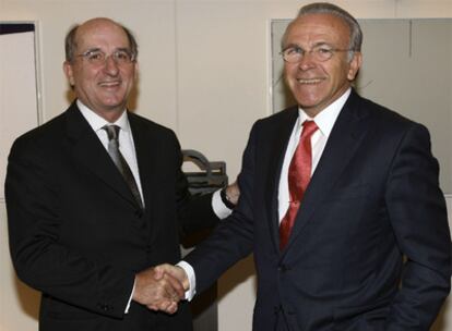 Antonio Brufau, presidente de Repsol, a la izquierda, e Isidro Fainé, presidente de La Caixa, ayer.