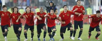 Silva, Puyol, Ramos, Senna, Cazorla, Capdevila, Guiza y Villa, en el momento en que Casillas paró el penalti decisivo.