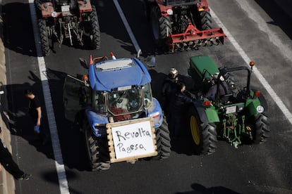 Los tractores entran a Barcelona por la Avenida de Diagonal, en una de sus protestas.
