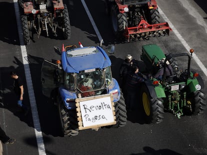 Los tractores entran a Barcelona por la Avenida de Diagonal, en una de sus protestas.
