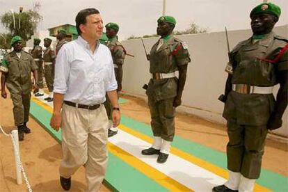 El presidente de la Comisión Europea, José Manuel Durão Barroso, asiste a una ceremonia militar ayer en Al Fasher.