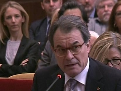 Artur Mas i, al darrere, amb els braços plegats, Cayetana Álvarez de Toledo.