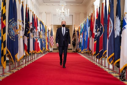 El presidente Joe Biden camina desde el Comedor Estatal de la Casa Blanca hacia el Cross Hall de la Casa Blanca el jueves 11 de marzo de 2021, para dar una conferencia sobre la covid-19.
