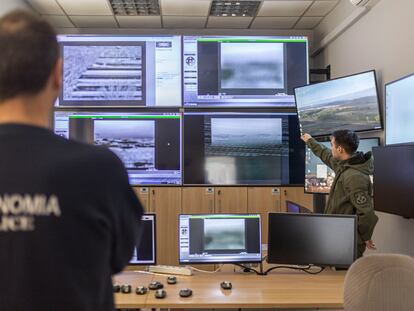 Un agente de la policía griega comprueba las pantallas que vigilan las fronteras en busca de inmigrantes, en una sala de control con nuevos sistemas de vigilancia, en la región de Evros, en abril de 2023.