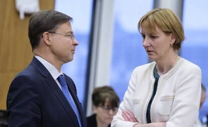 El comisario europeo de Economía, Valdis Dombrovskis, charla con la secretaria general de la Comisión, Ilze Juhansone.
 