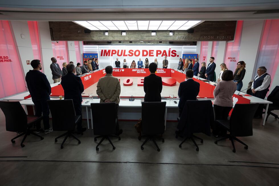 La reunión de la Ejecutiva Federal del PSOE, este lunes en Madrid, durante el minuto de silencio.