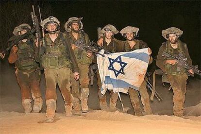 Soldados israelíes se dirigen de vuelta a su país procedentes del sur de Líbano en la madrugada de ayer.