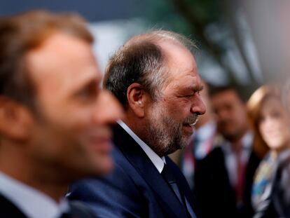 El presidente francés, Emmanuel Macron (a la izquierda), y el ministro de Justicia, Éric Dupond-Moretti, en octubre del año pasado en la localidad francesa de Poitiers.