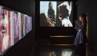 Videoinstalaciones de Eugenia Balcells en la exposici&oacute;n del Arts Santa M&ograve;nica.