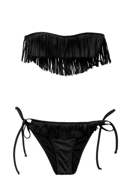 Los populares flecos se trasladan a este bikini en negro, de Pull and bear (12,99 euros cada pieza).