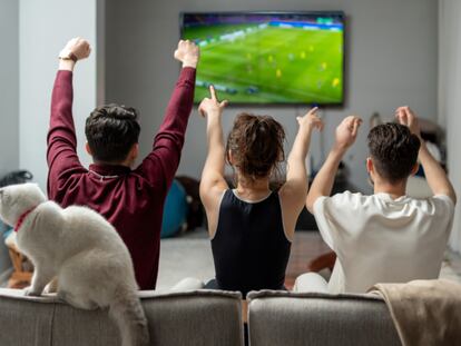 Artículo de EL PAÍS Escaparate que describe los partidos emitidos por Movistar Plus+ de Real Madrid y Barcelona