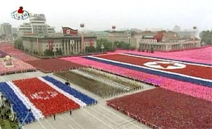 Unos 20.000 soldados de Tierra, Mar y Aire han desfilado por Pyongyang ante la mirada de su líder, Kim Jong Il.