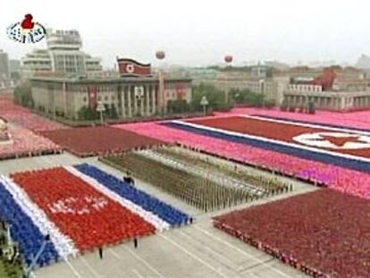 Unos 20.000 soldados de Tierra, Mar y Aire han desfilado por Pyongyang ante la mirada de su líder, Kim Jong Il.