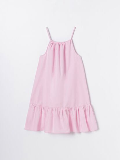 Ya sea a pie de playa o sobre el asfalto, nos encanta este minivestido en rosa bebé que lleva el sello de Lefties. 15,99 €