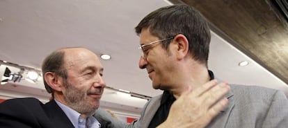 Rubalcaba y Patxi López se saludan el pasado sábado en una imagen cedida por el PSOE