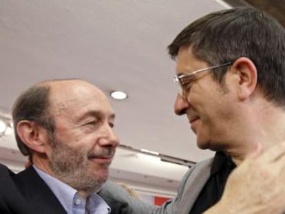 Rubalcaba y Patxi López se saludan el pasado sábado en una imagen cedida por el PSOE