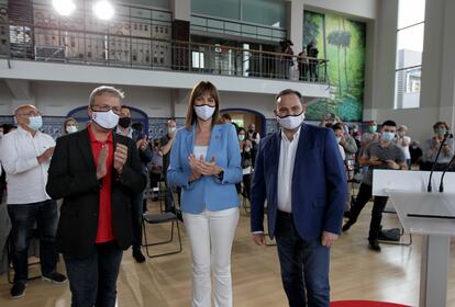 El ministro de Transporte, José Luis Ábalos (d), junto a la candidata a 'lehendakari' Idoia Mendia (c) y el consejero Alfredo Retorrillo (i), este lunes en Barakaldo (Bizkaia).